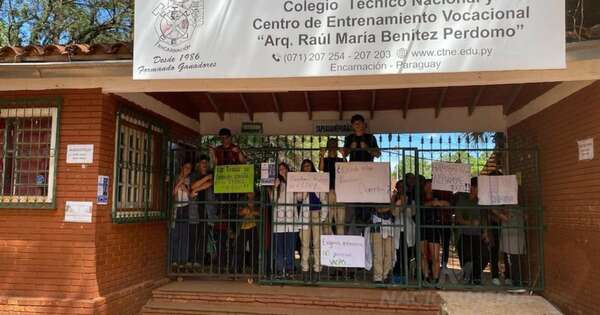 La Nación / Estudiantes realizan toma de colegio