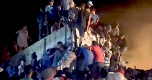 La Nación / Turba atacó camión con carne que volcó en Tacuatí