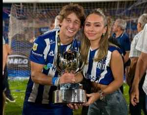 ¡Mañami! El “Modric paraguayo” presentó a su chuli en el festejo por el campeonato