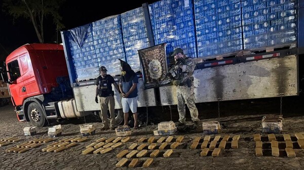 Incautan más de 63 kilos de marihuana de un camión que transportaba cervezas en Canindeyú - .::Agencia IP::.