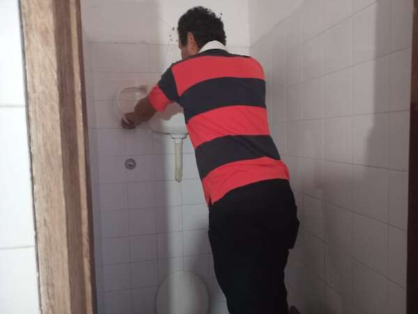 Padres reparan baños de una escuela en Asunción - Nacionales - ABC Color