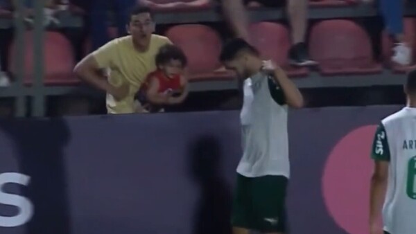 Juvenil brasileño rompió en llanto tras gestos racistas por parte de la afición cerrista