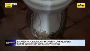 Video: Padres y docentes reparan baños de la escuela ante abandono institucional  - ABC Noticias - ABC Color