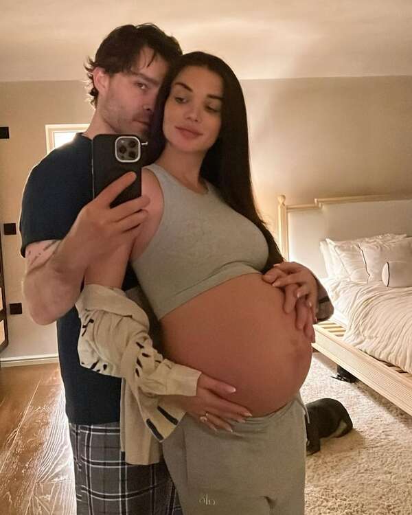 Ed Westwick y Amy Jackson cuentan los días para tener a su hijo en brazos - Gente - ABC Color
