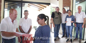 GOBERNADOR JAVIER PEREIRA ACOMPAÑÓ AL PRESIDENTE DEL INDERT FRANCISCO RUIZ DÍAZ EN LA ENTREGA DE 42 TÍTULOS A PRODUCTORES DE ITAPÚA