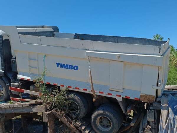 Fuerte Olimpo: camión casi cae de un precario puente - Noticias del Chaco - ABC Color
