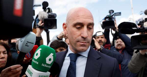 La Nación / Fiscalía española pide que se repita el juicio a Rubiales por beso forzado