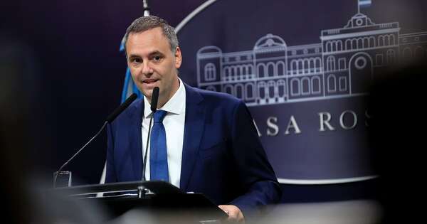La Nación / Argentina: vocero presidencial bromea sobre un botón “muteador” de periodistas