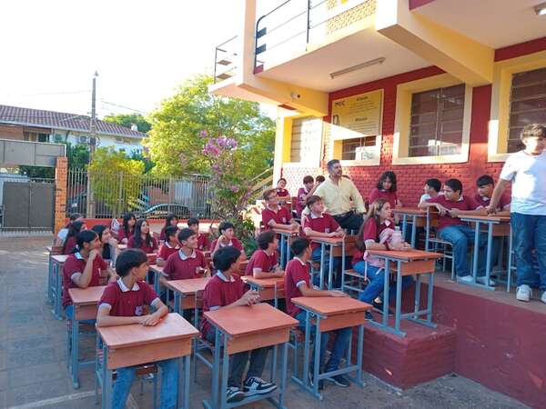 Obligan a los niños a aplaudir a Nenecho por entregar pupitres comprados con Fonacide - Nacionales - ABC Color