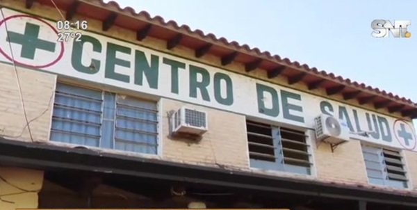 Funcionarios del Centro de Salud de Emboscada se encadenan exigiendo mejores condiciones - SNT