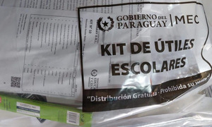Entrega de kits escolares la escuela Wencesalaa Escalada de Coronel Oviedo - OviedoPress