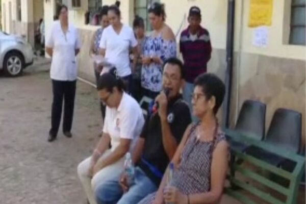 Protesta en Emboscada: funcionarios del Centro de Salud se encadenan por mejores condiciones - SNT