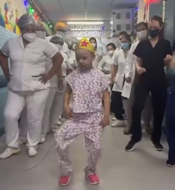 Video: niña de 6 años y médicos celebran el final del tratamiento contra un tumor - Nacionales - ABC Color
