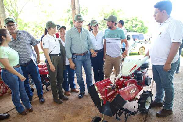 Gobierno entregó implementos y semillas de tomate a productores de Cordillera - .::Agencia IP::.