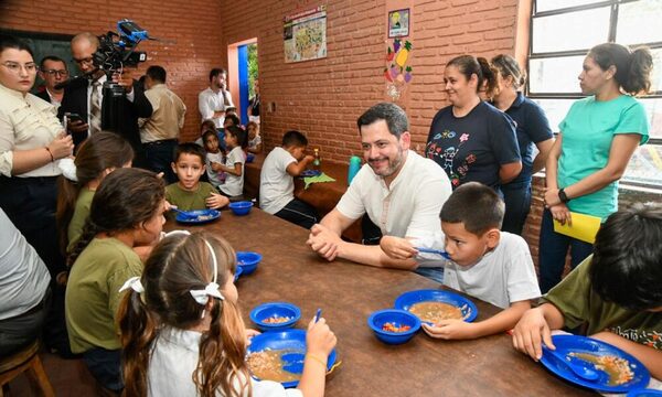 Presi de Diputados probó comida de Hambre Cero: “Es muy rica”, he’i