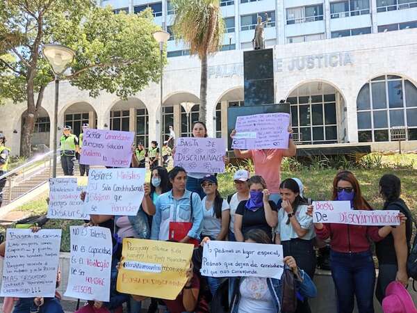 Colegio de Policías: mujeres que denuncian discriminación se manifestaron frente al Poder Judicial - Nacionales - ABC Color