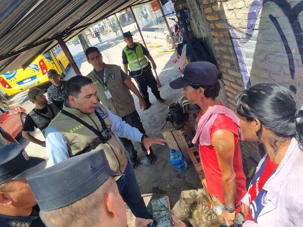 Asunción: Municipalidad y Policía Nacional sacan de circulación a “limpiavidrios” - Nacionales - ABC Color