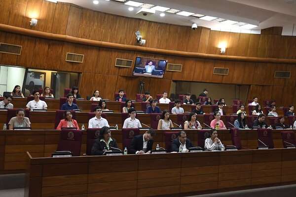 Becarios de Itaipú exigen incremento en el monto de sus becas - Nacionales - ABC Color