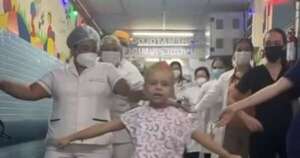 La Nación / Niña de 6 años venció al cáncer y lo celebró con un baile junto al equipo del IPS