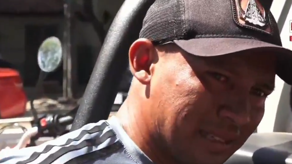 A las lágrimas, cuidacoche reprocha detención y la considera injusta