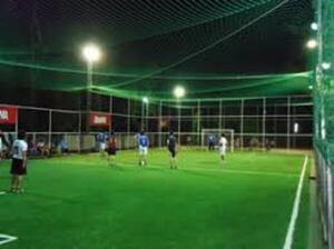 Se fue a jugar al fútbol con sus socios ha omano electrocutado en la cancha