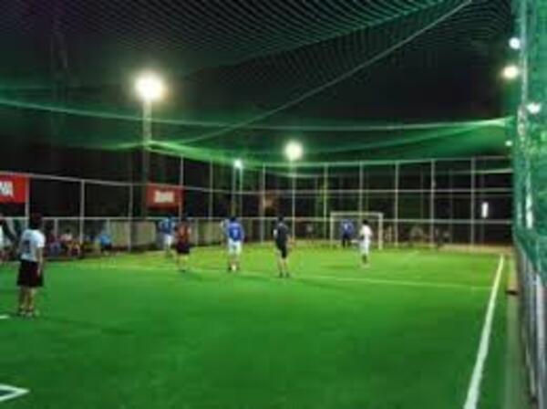 Se fue a jugar al fútbol con sus socios ha omano electrocutado en la cancha