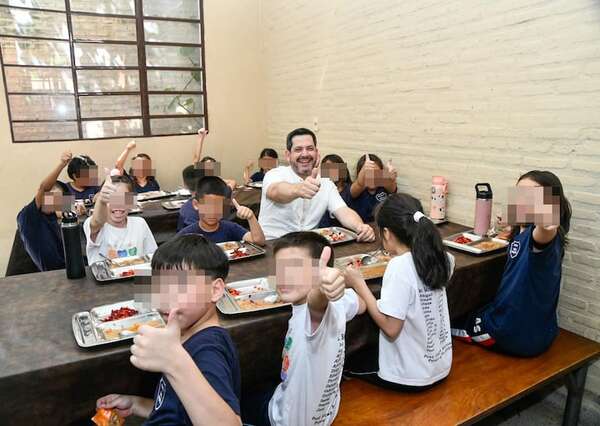 Hambre Cero: hacen proselitismo, mientras alumnos comen con el plato en la mano - Nacionales - ABC Color
