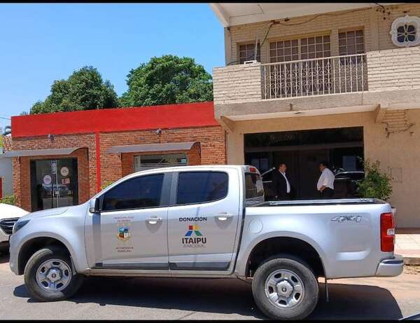 Ñemby: el intendente utiliza camioneta de la comuna como particular, denuncian - Nacionales - ABC Color