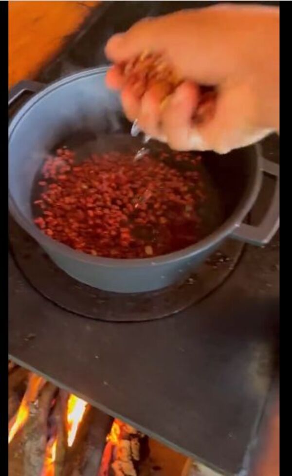 (Video) Cocinero tiktoker desata polémica al preparar vorí vorí con poroto