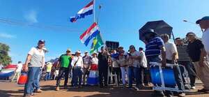 Exobreros de Itaipú movilizados exigen conformación de mesa técnica - ABC en el Este - ABC Color