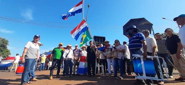Exobreros de Itaipú movilizados exigen conformación de mesa técnica - ABC en el Este - ABC Color