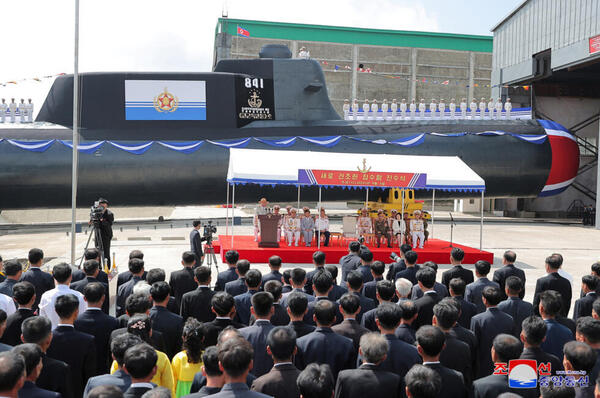Kim Jong-un inspeccionó la construcción de un submarino nuclear - 1000 Noticias