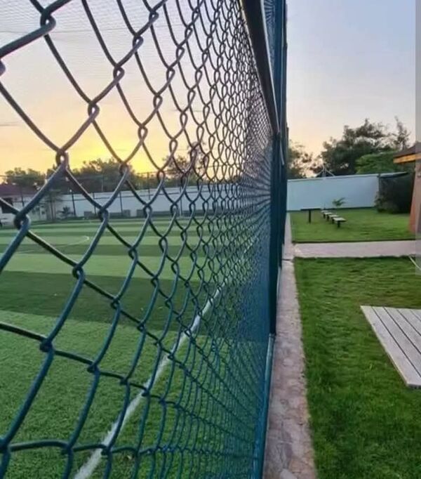 Joven muere tras recibir una descarga eléctrica en una cancha de fútbol - 1000 Noticias