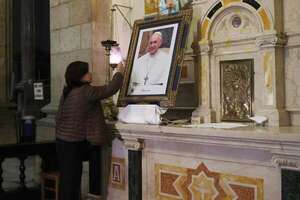 El papa prosigue su terapia hospitalaria y redactará la homilía del domingo - Mundo - ABC Color