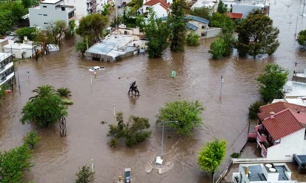 Inundaciones históricas dejan 10 muertos y miles de evacuados en Argentina - OviedoPress