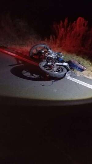 Joven motociclista muere en Ayolas tras chocar aparentemente contra un caballo - Nacionales - ABC Color