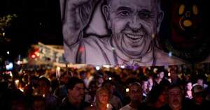Diario HOY | Argentinos marchan con antorchas por el papa: “Amor con amor se paga”