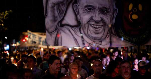 Diario HOY | Argentinos marchan con antorchas por el papa: “Amor con amor se paga”