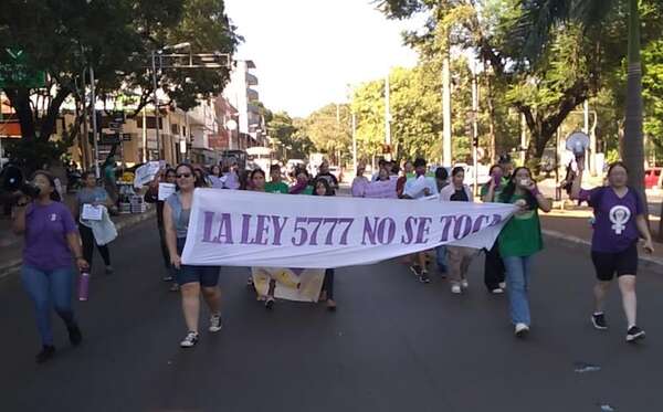 #8M CDE: mujeres marcharon para exigir el fin de la violencia y la desigualdad - ABC en el Este - ABC Color