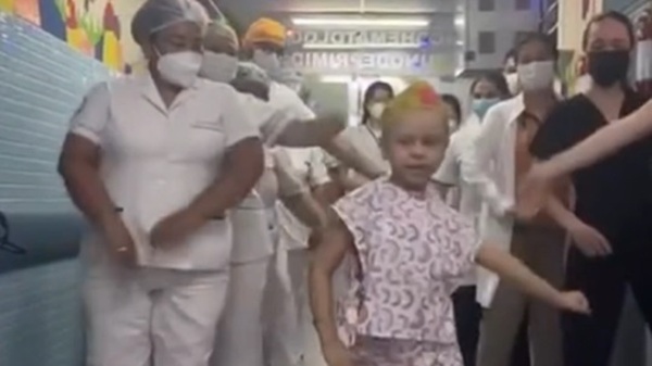 Pequeña guerrera derrota al cáncer y celebra con baile en IPS