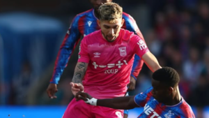 Versus / Ipswich cae en el regreso de Julio Enciso