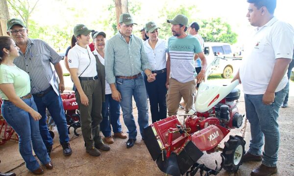 Gobierno entregó implementos y semillas de tomate a productores de Cordillera