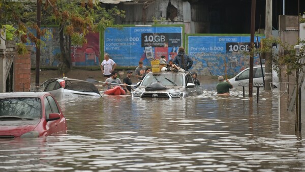 Video: Temporal en la ciudad argentina de Bahía Blanca se cobra la vida de doce personas