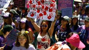 Mujeres en Latinoamérica exigen en las calles igualdad y protección contra la violencia
