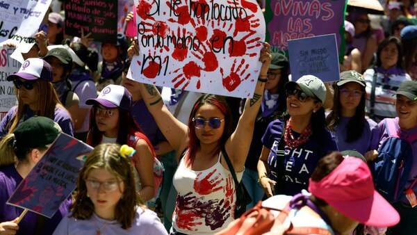 Mujeres en Latinoamérica exigen en las calles igualdad y protección contra la violencia