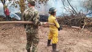 Incendio en San Bernardino: más de 50 militares ayudan para controlar las llamas - Nacionales - ABC Color