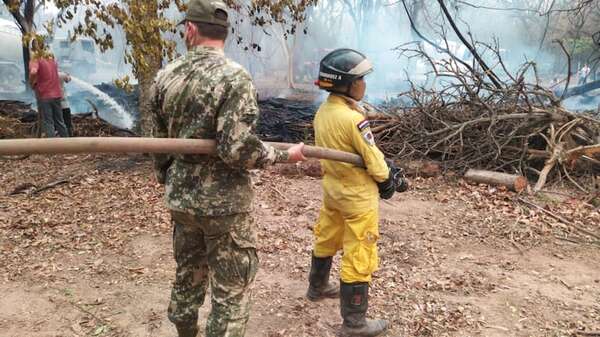Incendio en San Bernardino: más de 50 militares ayudan para controlar las llamas - Nacionales - ABC Color