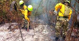 La Nación / Bomberos luchan contra las llamas en San Bernardino