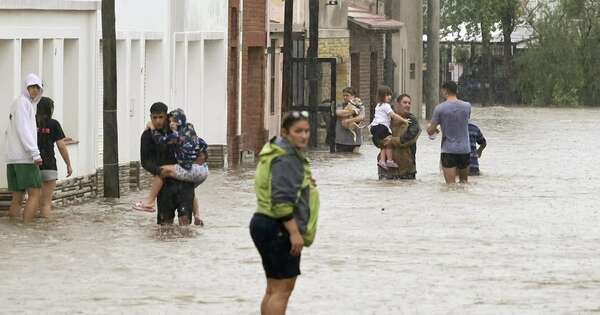 La Nación / Tras lluvias que dejaron 13 muertos, hay que reconstruir toda una ciudad argentina, dicen