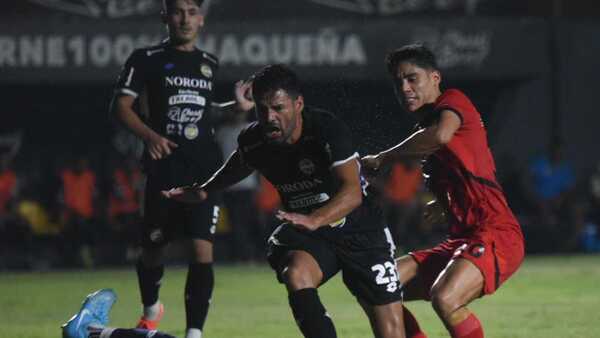 Libertad salva el invicto sobre el final